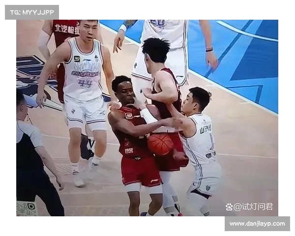 激烈对决 CBA德比战两大豪强上演巅峰对抗 球迷热情高涨场面火爆 激烈对决 CBA德比战两大豪强上演巅峰对抗 球迷热情高涨场面火爆